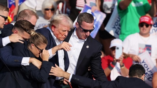 Ông Trump bị bắn xuyên tai tại cuộc mít tinh tranh cử