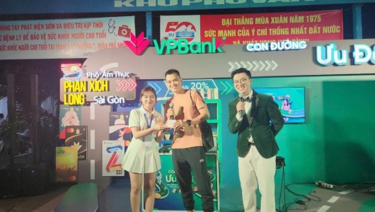 Nhiều khách hàng trải nghiệm chi tiêu tại “Con đường ưu đãi” do VPBank triển khai