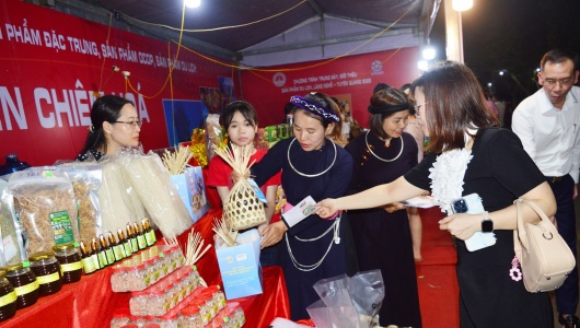 Khai mạc chương trình trưng bày, giới thiệu sản phẩm du lịch, làng nghề 2025 tại Tuyên Quang