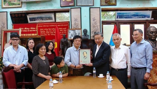 Tổng Bí thư Tô Lâm dâng hương tưởng nhớ Đại tướng Võ Nguyên Giáp và Đại tướng Văn Tiến Dũng