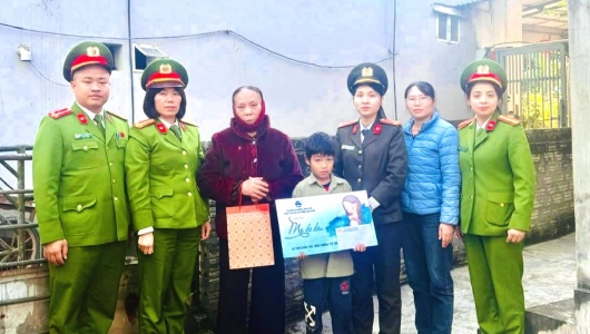 Ninh Bình: Công an phường Liêm Tuyền nhận đỡ đầu 2 học sinh có hoàn cảnh khó khăn trên địa bàn