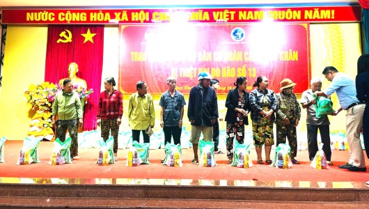 Hội Nghệ nhân và Thương hiệu Việt Nam trao 300 suất quà hỗ trợ người dân vùng bị thiệt hại do mưa lũ