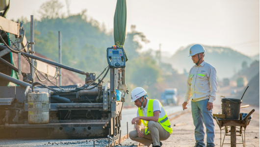 Tại dự án cao tốc Hữu Nghị - Chi Lăng, hàng nghìn người lao động đang nỗ lực hoàn thành mục tiêu thông tuyến