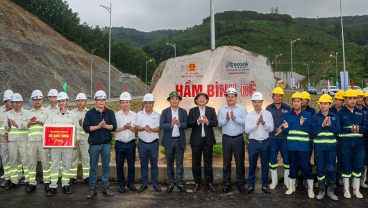 Phó Thủ tướng Hồ Quốc Dũng thăm, tặng quà người lao động dự án cao tốc Quảng Ngãi – Hoài Nhơn trước ngày khánh thành