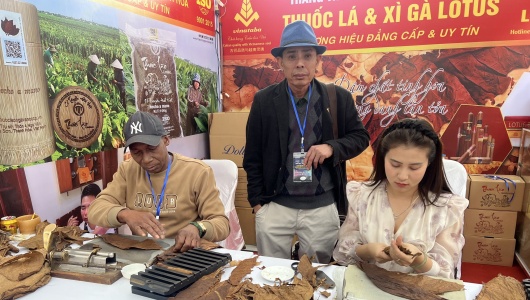 Nhiều vật phẩm có giá trị cùng xuất hiện tại Chương trình Giao lưu cổ vật và trang sức thiết kế đặc sắc 2025