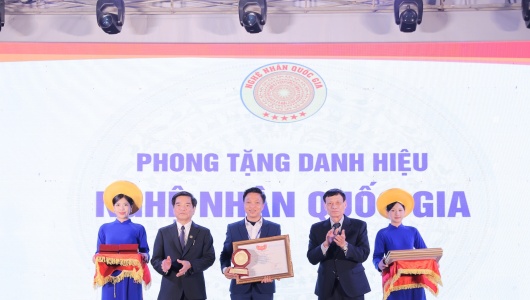 Nghệ nhân Nhữ Văn Cường và hành trình tiếp lửa chạm khắc Đông Giao