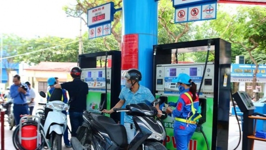 Giá xăng giảm tiếp, RON95 xuống dưới 19.000 đồng/lít