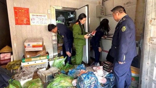 Thanh Hóa: Thu giữ hơn 1 tấn thực phẩm không rõ nguồn gốc chuẩn bị tuồn ra thị trường