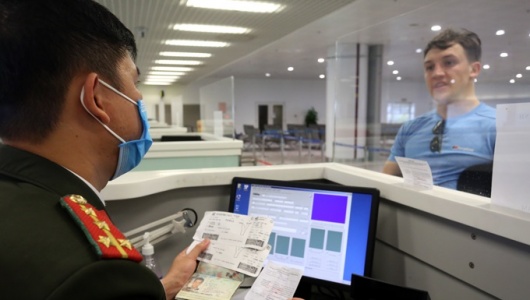 Thực hiện đề nghị cấp thẻ miễn thị thực đặc biệt cho người nước ngoài bảo đảm đúng đối tượng, tiêu chí