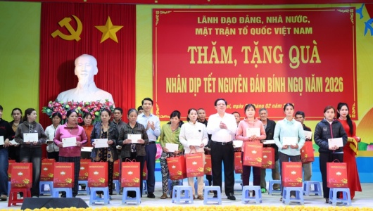 Phó Thủ tướng Hồ Quốc Dũng thăm, tặng quà Tết gia đình chính sách, công nhân khó khăn tại Gia Lai