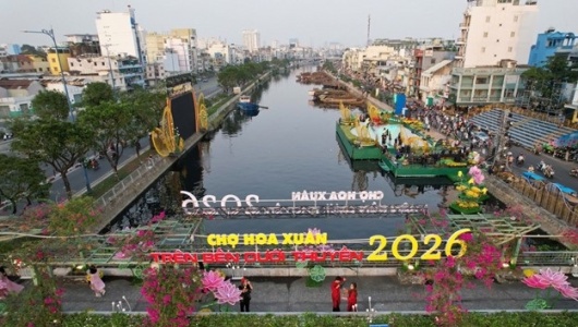 Chợ hoa 'Trên bến dưới thuyền': Điểm check-in rực rỡ sắc xuân giữa lòng Sài Gòn