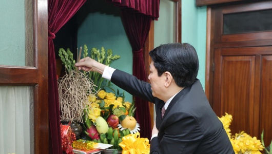 Chủ tịch nước Lương Cường dâng hương tưởng niệm Chủ tịch Hồ Chí Minh tại Nhà 67