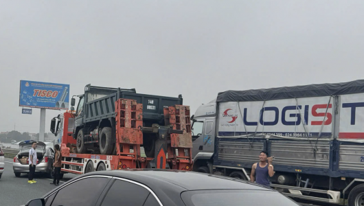 4 ô tô va chạm liên hoàn gây ùn tắc trên cao tốc Pháp Vân - Cầu Giẽ