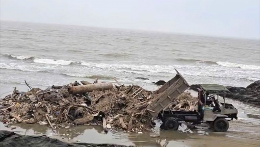 Thanh Hóa: Ngang nhiên chở chất thải đổ ra bãi biển