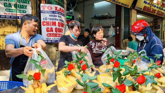 Thị trường Rằm tháng Giêng 2026: Thực phẩm dồi dào, dịch vụ đặt cỗ 'hút khách'