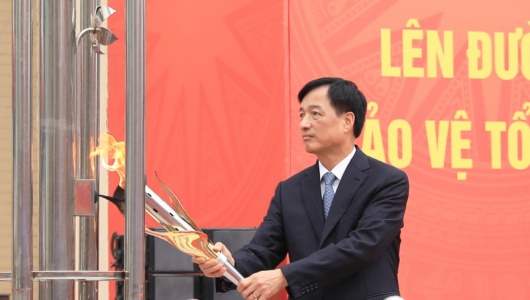 Bí thư Hà Nội thắp đài lửa truyền thống, động viên tân binh Thủ đô lên đường nhập ngũ