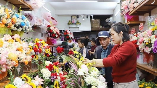 Hoa tươi tăng nhiệt, combo quà tặng 'hot trend' lên ngôi dịp lễ 8/3