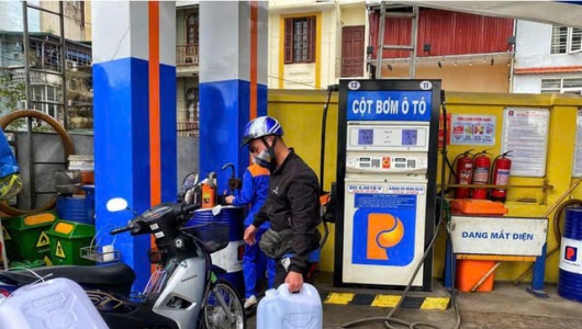 Xuất hiện tình trạng người dân Campuchia, Lào sang Việt Nam mua xăng dầu