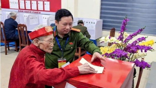 Những cử tri “đặc biệt” gây xúc động trong ngày hội bầu cử
