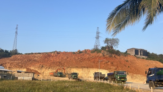 Khánh Hòa: Bắt quả tang khai thác, vận chuyển đất trái phép quy mô lớn tại xã Diên Lạc