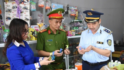 Hà Tĩnh kiểm tra, xử phạt các cửa hàng kinh doanh hàng hóa không rõ nguồn gốc trước các cổng trường học
