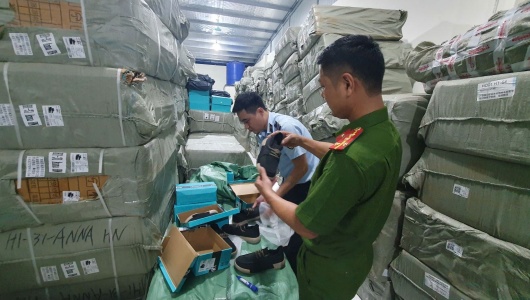 Phát hiện hơn 10.000 đôi giày không rõ nguồn gốc tại Hưng Yên