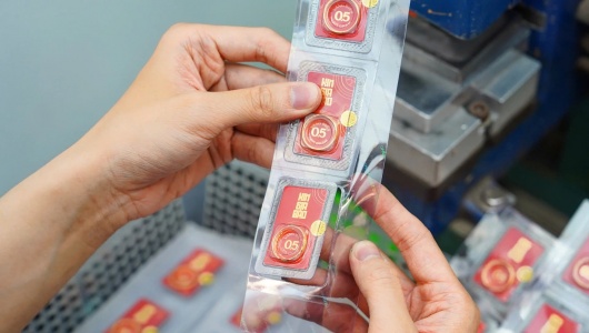 Giá vàng hôm nay 12/4: Vàng trong nước giảm, thế giới tăng mạnh