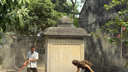 Bia cổ hơn 300 năm ở Thanh Hóa thành tường rào nhà dân