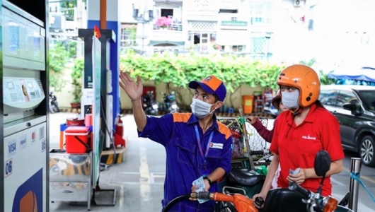 Giá xăng tăng nhẹ, dầu diesel 'lao dốc' gần 2.000 đồng khi thuế về 0%