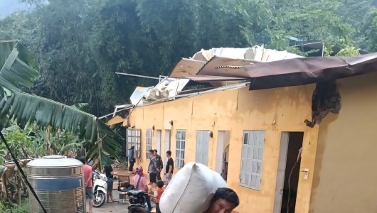 Lào Cai: 20 phút giông lốc, hàng chục ngôi nhà tốc mái