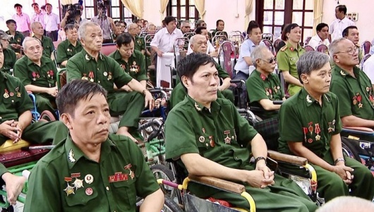 Thủ tướng yêu cầu hoàn thành trao quà cho người có công trước ngày 28/4