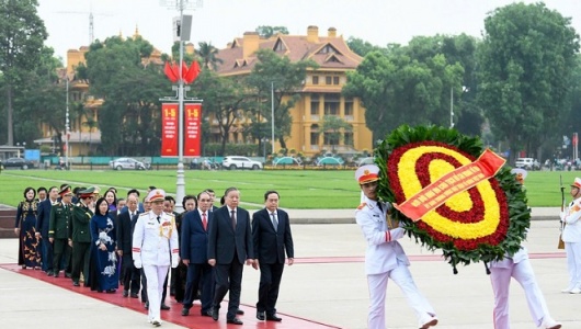 Lãnh đạo Đảng, Nhà nước vào Lăng viếng Chủ tịch Hồ Chí Minh nhân kỷ niệm 51 năm Ngày giải phóng miền Nam