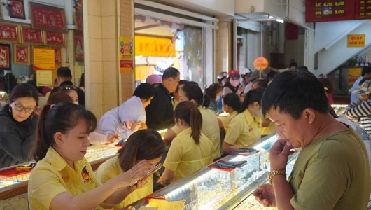 Giá vàng hôm nay 5/5: Thế giới 'rơi tự do', trong nước giảm mạnh