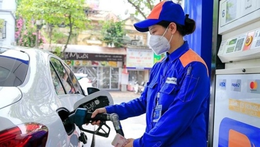 Giá xăng tăng mạnh, dầu diesel giảm về dưới 28.000 đồng/lít