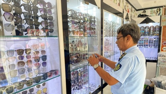 TP. Hồ Chí Minh tăng cường kiểm tra hàng giả, hàng nhái tại các điểm mua sắm