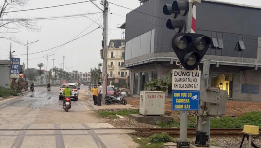 Từ 15/5, ô tô vượt rào chắn đường sắt bị phạt đến 20 triệu đồng