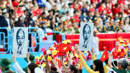 Ánh sáng Hồ Chí Minh soi đường cho chúng ta đi