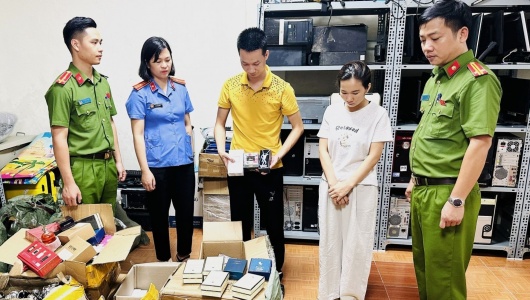 Hai chị em ruột cầm đầu đường dây mua bán nước hoa giả mạo các nhãn hiệu nổi tiếng thế giới