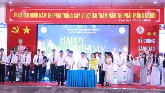Lễ tri ân và trưởng thành của học sinh lớp 12 Trường THPT Yên Viên đong đầy cảm xúc