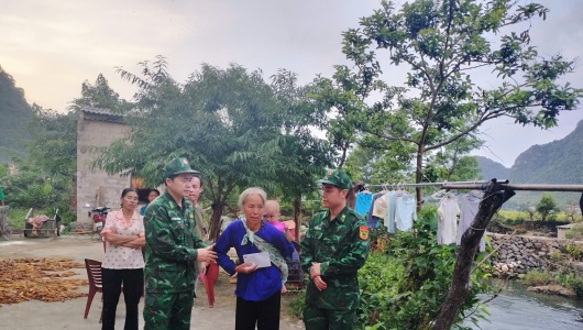 Đồn Biên phòng Ngọc Côn cứu hộ công dân gặp nạn trên sông Quây Sơn