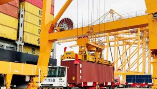Nhập khẩu bứt tốc, cán cân thương mại thâm hụt gần 17 tỷ USD