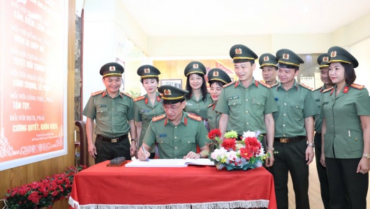 Đoàn đại biểu Công an tỉnh Ninh Bình tổ chức hoạt động về nguồn, báo công dâng Bác
