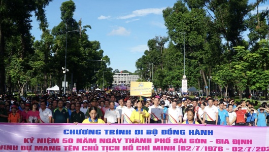 Hơn 5.000 người đi bộ đồng hành kỷ niệm 50 năm thành phố mang tên Bác