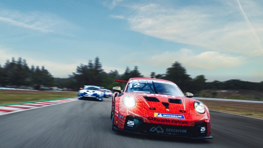 Đại diện cho Porsche Việt Nam tay đua Hoàng Đạt tham dự giải Porsche ARbox Carrera Cup Asia 2026