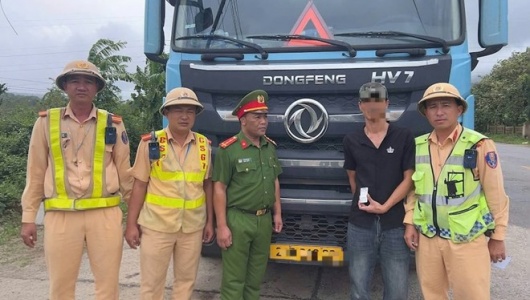 Tài xế xe đầu kéo dương tính với ma túy, giấu 412 viên nghi là ma túy trên xe