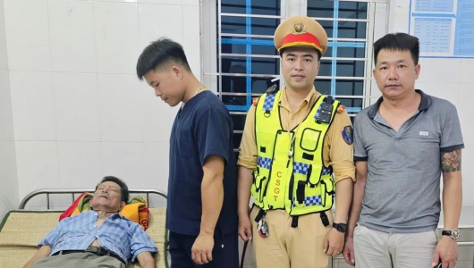 Ninh Bình: CSGT hỗ trợ đưa người đàn ông bị ngất xỉu đi cấp cứu