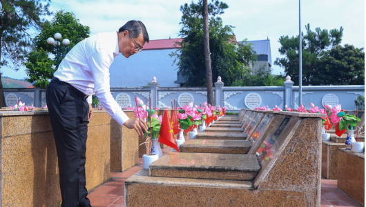 Thủ tướng dâng hương tưởng niệm các Anh hùng liệt sĩ tại tỉnh Lạng Sơn
