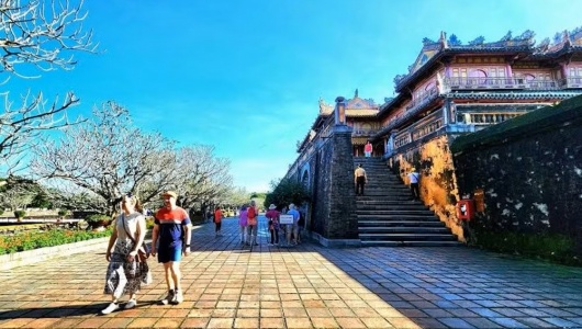 Huế: Du khách mặc trang phục phản cảm có thể bị dừng tham quan di tích