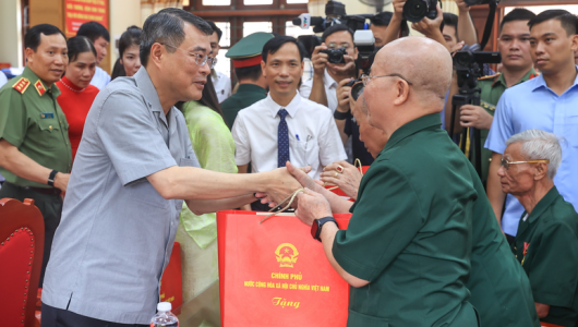 Thủ tướng Lê Minh Hưng thăm và tặng quà thương binh, bệnh binh tại Ninh Bình