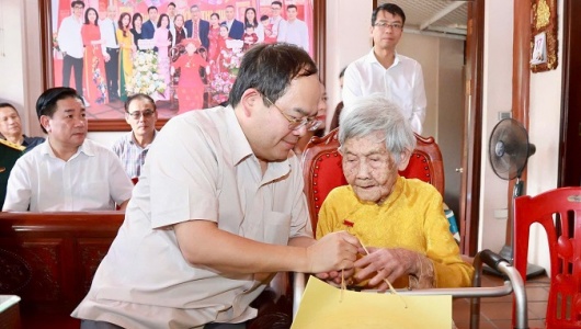 Bí thư Tỉnh uỷ Quảng Ninh thăm, tặng quà Mẹ Việt Nam Anh hùng, thương binh và người có công